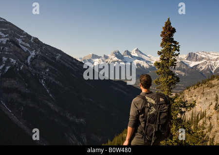 Junger Mann, den kanadischen Rocky Mountains zu erkunden, im Frühjahr Stockfoto