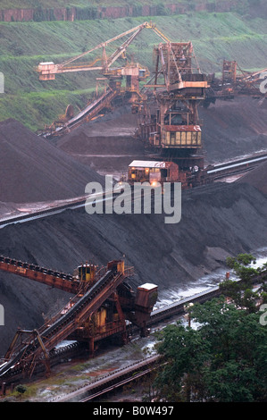 Eisenerz ist oben am Vale s Carajas Eisensteingrube im Bundesstaat Para abgegrenzt. Stockfoto