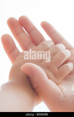 Die Hand der Mutter des Babys Hand hält Stockfoto