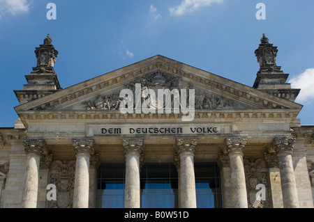 Der Reichstag. vordere Ansicht zeigt die Widmung "DEM DEUTSCHEN VOLKE", Berlin, Deutschland. Stockfoto