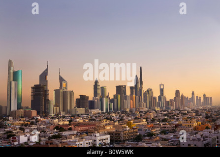 Erhöhten Blick auf die Wolkenkratzer an der Sheikh Zayed Road in der Abenddämmerung in Dubai, Vereinigte Arabische Emirate. Stockfoto