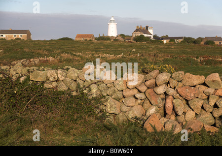 Der Leuchtturm St. Agnes Isles of Scilly und Granit trockenen Stein Wand im Herbst Stockfoto