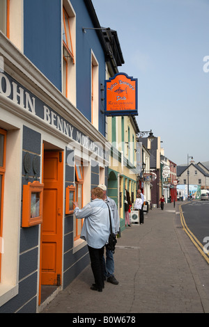 Touristen zu prüfen das Menü vor einem Restaurant am Strand Straße in An Daingean Dingle Stadt Europas westlichste Stadt dingle Stockfoto