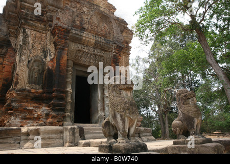 Löwen-Statuen vor Preah Ko - A Khmer Tempel Teil 9thC Roluos Gruppe in der Nähe von Angkor Wat. Stockfoto