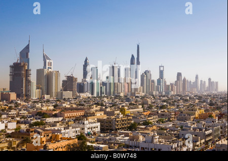 Erhöhten Blick auf die Wolkenkratzer an der Sheikh Zayed Road in Dubai, Vereinigte Arabische Emirate. Stockfoto