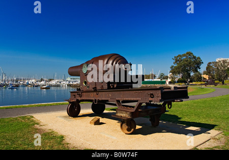 Malerischen Melbourne / A Vintage Kanone in Richtung der Bucht in Melbourne Vorort von Williamstown Gesichter. Stockfoto