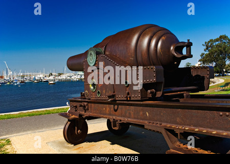 Malerischen Melbourne / A Vintage Kanone in Richtung der Bucht in Melbourne Vorort von Williamstown Gesichter. Stockfoto