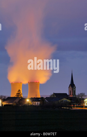 Kernkraftwerk Grafenrheinfeld neben dem Kirchturm Roethlein, untere Franken, Bayern, Deutschland, Europa Stockfoto