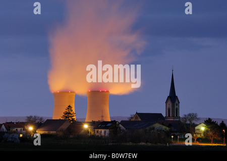 Kernkraftwerk Grafenrheinfeld neben dem Kirchturm Roethlein, untere Franken, Bayern, Deutschland, Europa Stockfoto