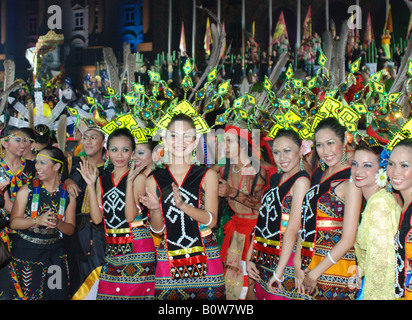 Dayak Eingeborenen tanzen während Farben von Malaysia Feier Stockfoto