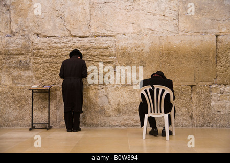 Orthodoxe Juden an der Klagemauer, Klagemauer, Jerusalem, Israel, Naher Osten Stockfoto