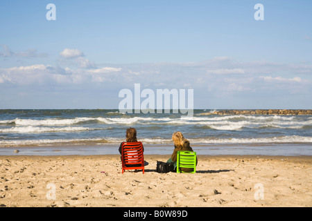 Paar, sitzen auf den Strand, Tel Aviv, Israel, Nahost Stockfoto