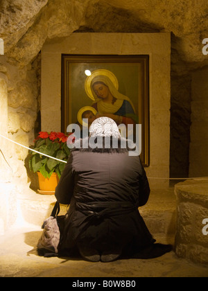 Frau betet vor einem Gemälde der Maria in der Milch Grotte, Bethlehem, West Bank, Palästina, Israel, Naher Osten Stockfoto