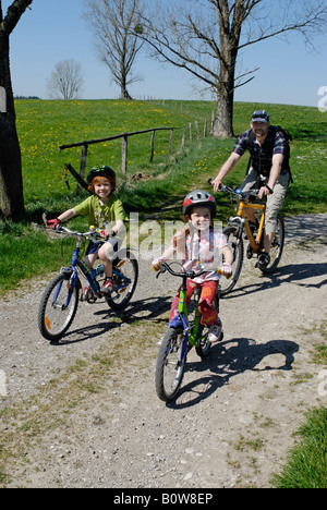 Familie auf eine Radtour in der Nähe von Koenigsdorf, Oberbayern, Deutschland, Europa Stockfoto