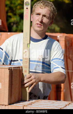 Verlegung von Steinen auf einer Baustelle für ein Einfamilienhaus Stockfoto