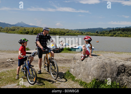 Radfahrer am See Gruentensee, Ost-Allgäu, Schwaben, Bayern, Deutschland, Europa Stockfoto