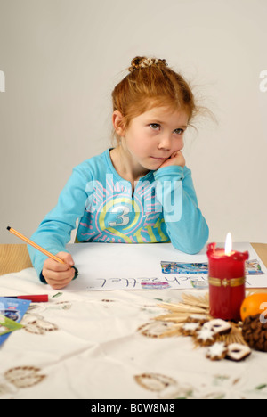 Kleines Mädchen schreiben ihre Weihnachts-Wunschliste für den Weihnachtsmann Stockfoto