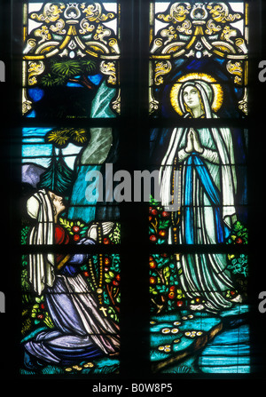 Glasmalerei-Fenster datiert 1900, Vision der Jungfrau Maria erscheinen vor Bernadette Soubirous in Lourdes, Mariae Himmelfahrt Stockfoto