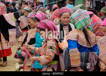 Flower Hmong Frau, Markt von Bac Ha, Ha Giang Provinz, Nord-Vietnam, Südostasien Stockfoto