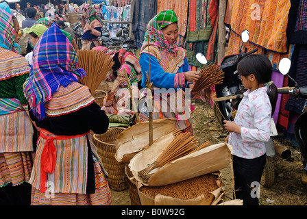 Flower Hmong Frauen, Bac Ha Markt, Ha Giang Provinz, Nord-Vietnam, Südostasien Stockfoto