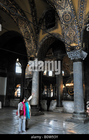 Touristen in der Hagia Sophia, Istanbul, Türkei Stockfoto