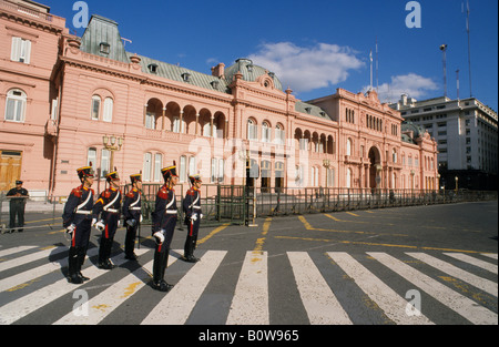 Muster oder Appell vor der argentinischen Regierungssitz, Casa Rosada, Plaza de Mayo, Buenos Aires, Argentinien Stockfoto