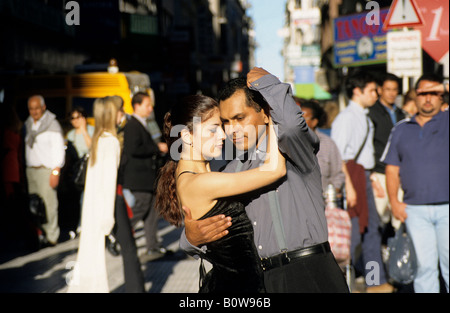 Die Menschen tanzen den Tango in den Straßen, Calle Florida, Buenos Aires, Argentinien Stockfoto
