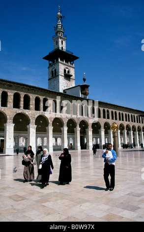 Familie an der Umayyaden-Moschee oder die große Moschee von Damaskus, Syrien, Naher Osten Stockfoto