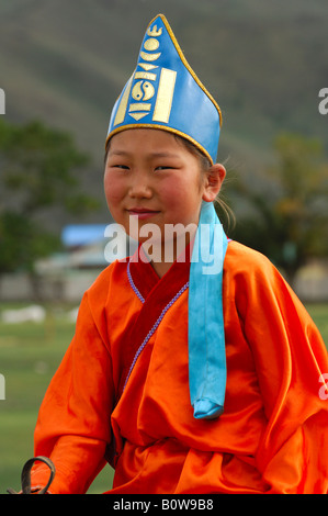 Ten-Year-Old Girl Hut mit Soyombo Emblem auf einem Pferd, Teilnehmer an der Horsemanship-Wettbewerben der Naadam Fe Stockfoto