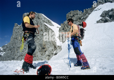 Bergsteiger Überprüfung ihrer Ausrüstung und Vorbereitung einer Klettertour, Karwendel, Northern Range, Innsbrucker Klettersteig Stockfoto