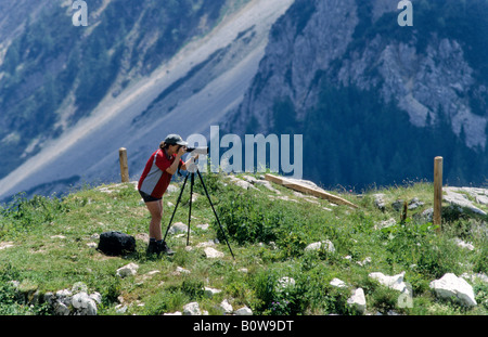 Fotografin mit einem Stativ, Lechtaler Alpen, Tirol, Austria, Europe Stockfoto