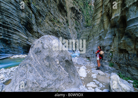 Frau stehend in Samaria-Schlucht, Kreta, Griechenland, Europa Stockfoto