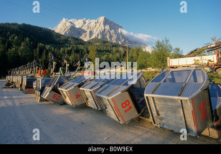 Gondeln in der Talstation der Ehrwalder Bergbahn verworfen Ehrwald Pendelbahn, Ehrwald, Tirol, Austria, Europe Stockfoto