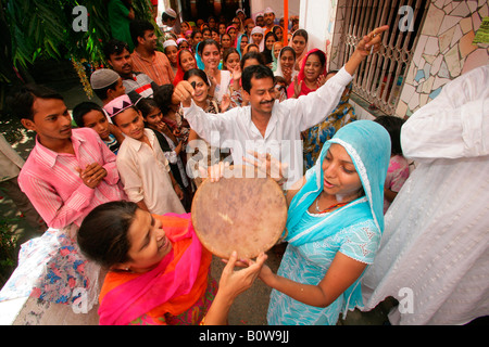 Mädchen tanzen auf einem Sufi-Schrein, Bareilly, Uttar Pradesh, Indien, Südasien Stockfoto