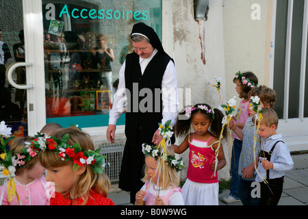 Kinder während der Fronleichnamsprozession, Muehldorf am Inn, Oberbayern, Deutschland, Europa Stockfoto