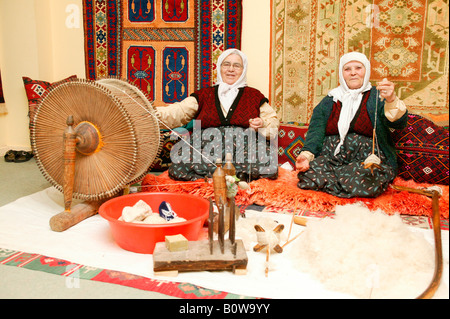 Zwei alte Frauen machen Garn mit Spinnrad und Spindel, Teppichproduktion, südliche Türkei, Asien Stockfoto