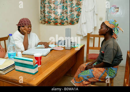 Ärztin, eine Frau, eine vorgeburtliche Untersuchung testen, Garoua in Kamerun, Afrika Stockfoto