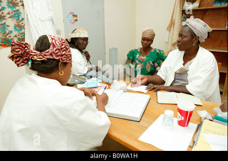 Ärztin und Krankenschwestern während Pränataldiagnostik, Garoua in Kamerun, Afrika Stockfoto