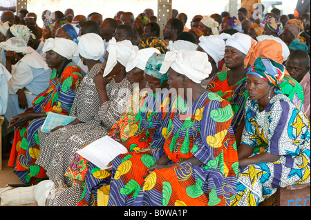 Gruppe von Frauen an der Kirche, Garoua in Kamerun, Afrika Stockfoto