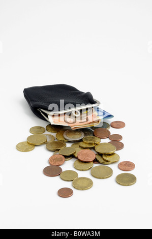 Leder Geldbörse gefüllt mit Euro-Münzen und Banknoten, Rechnungen Stockfoto