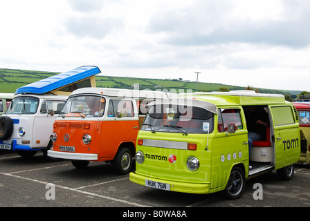 Volkswagen Caravenettes auf den jährlichen ausgeführt, um die Sonne-Veranstaltung in Newquay in Cornwall, england Stockfoto