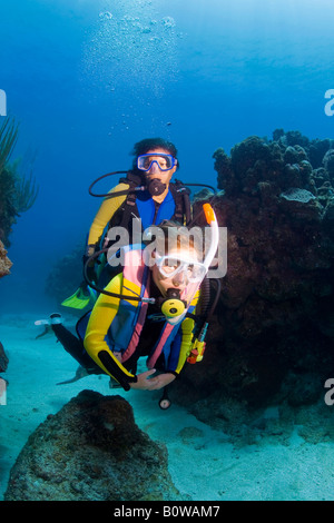 Mutter und Tochter Tauchen, Roatan, Honduras, Caribbean Stockfoto