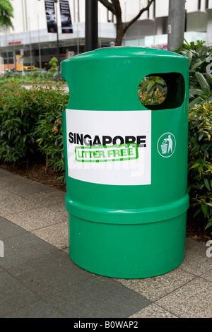 Mülleimer in Singapur mit einem Zeichen Lesung "Singapur: Wurf frei", Singapur, Südostasien Stockfoto