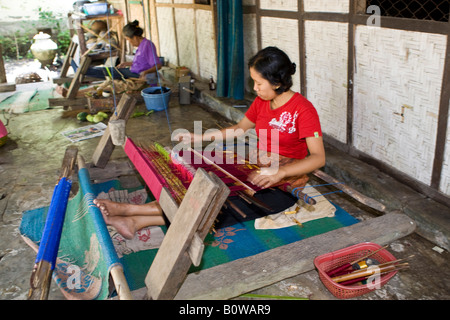 Frau in der traditionellen Methode auf einem alten Webstuhl Tuch weben, Tete Batu, Insel Lombok, kleinen Sunda-Inseln, Indonesien Stockfoto