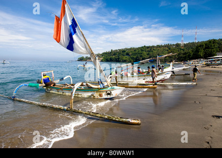 Angelboote/Fischerboote Ausleger hochgezogen auf den Strand in Senggigi, Insel Lombok, kleinen Sunda-Inseln, Indonesien Stockfoto