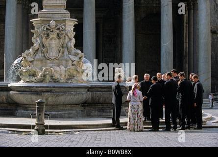 Frau betteln von Kleriker, Priester, Pantheon, Fontana di Pantheon, Piazza della Rotonda, Rom, Latium, Italien Stockfoto