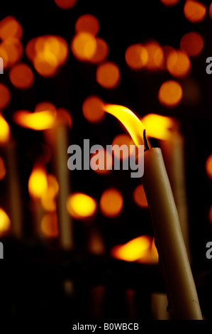 Votiv-Kerzen in einer Seitenkapelle der Kirche Rocio, El Rocio, Andalusien, Spanien Stockfoto