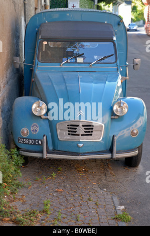 Lustige blaue Lieferfahrzeug, Italien Stockfoto