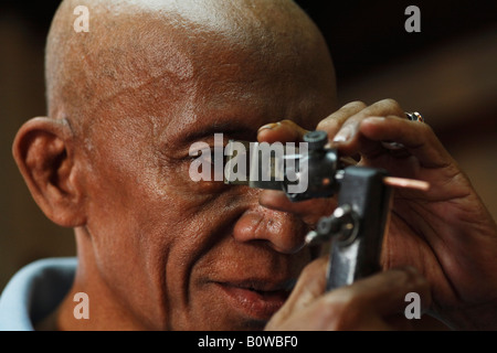 Mann, Überprüfung der Qualität der einen Diamantschliff, Diamant, schneiden, Cempaka, Süd-Kalimantan, Borneo, Indonesien, Asien Stockfoto