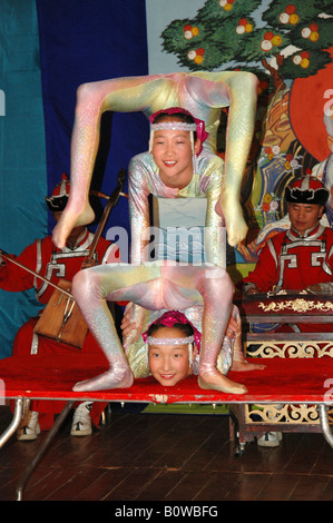 Zwei Schlangen Frauen Schlangenmenschen vor Musikern auf einer Show, Mongolei, Asia Stockfoto